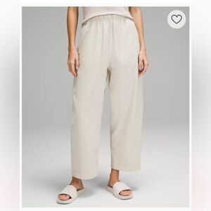 Lululemon Lightweight Mid-Rise Barrel-Leg Crop - Size 8 in Bone
